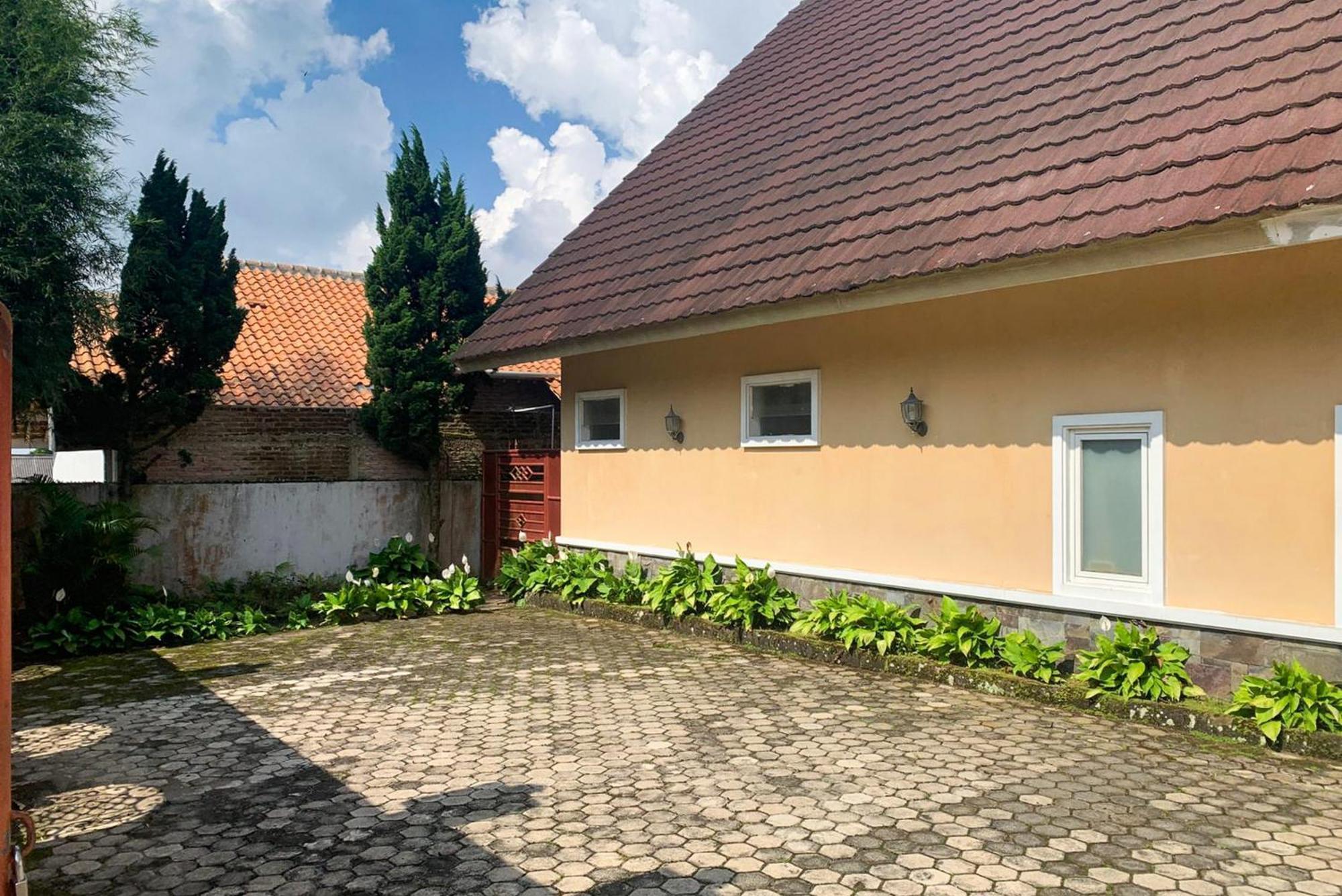 Urbanview Hotel Villa Q Gisting Bandjarnegeri Ngoại thất bức ảnh